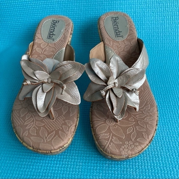 Bjournal Sandals Gold tone Flower thong cork wedge Womens size 8 - Picture 1 of 8